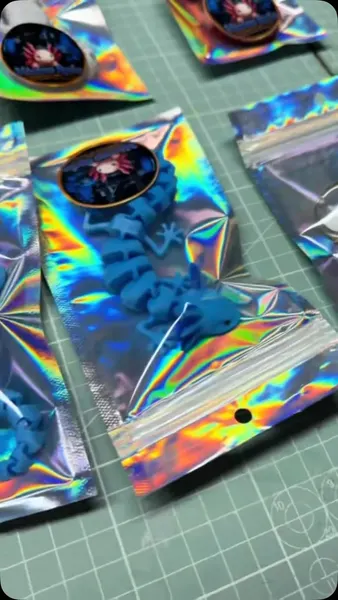 Ajolote articulado empacado en bolsita holográfica