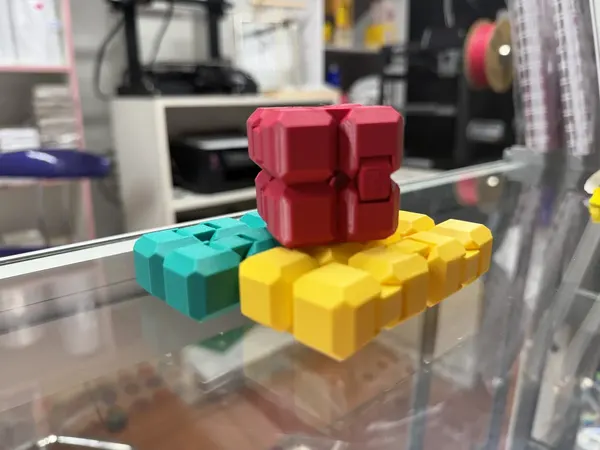 Manos moviendo un cubo infinito rojo