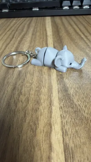 Elefante gris articulado con anillo de llavero
