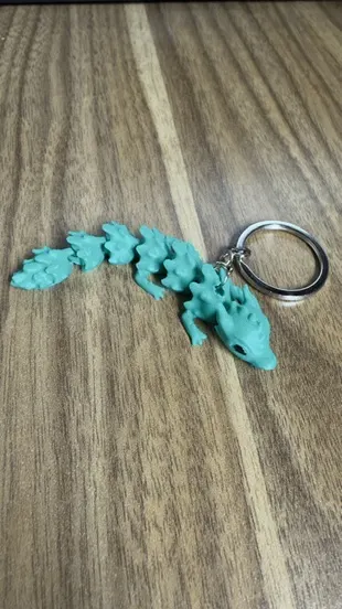 Lagarto o dragón articulado en filamento turquesa
