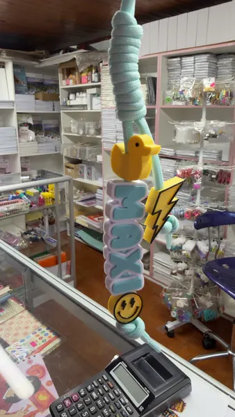 Letrero 3D con el nombre MAXI, un patito y un rayo