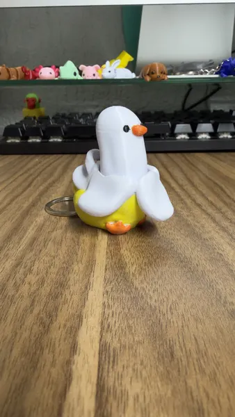 Llavero de pajarito blanco con pico naranja