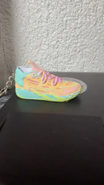 Llavero de zapatilla con filamento multicolor