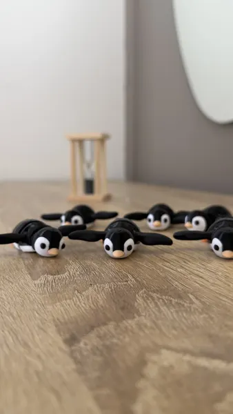 Grupo de pingüinos mini impresos en 3D